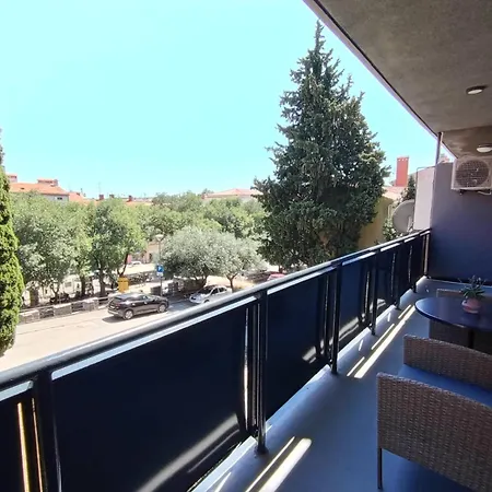 Novi Prostrani U Strogom Centru Pule Apartman