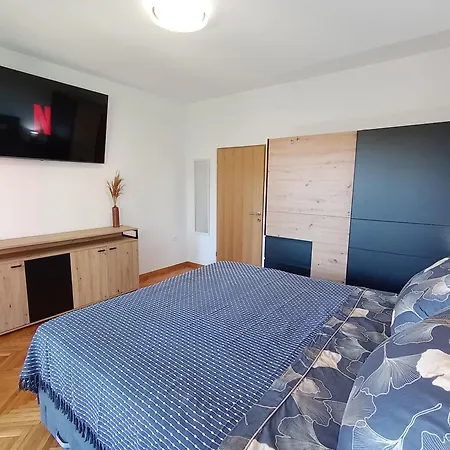 Novi Prostrani U Strogom Centru Pule Apartman Póla
