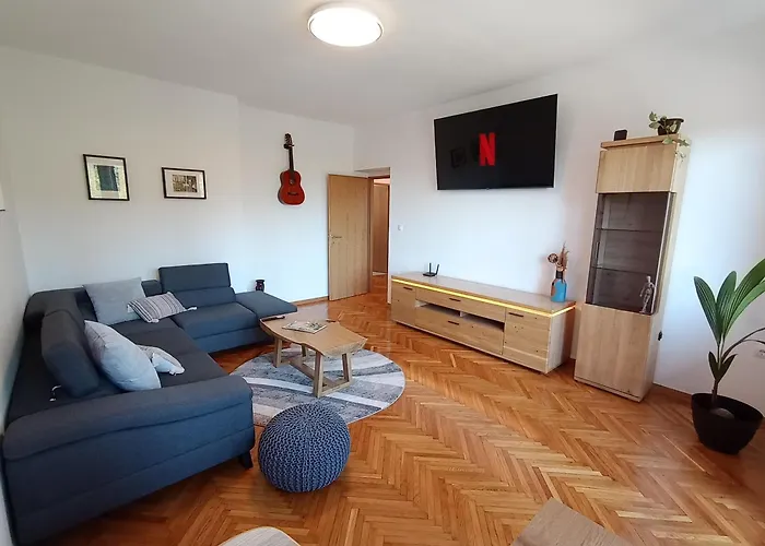 Novi Prostrani U Strogom Centru Pule * Pula