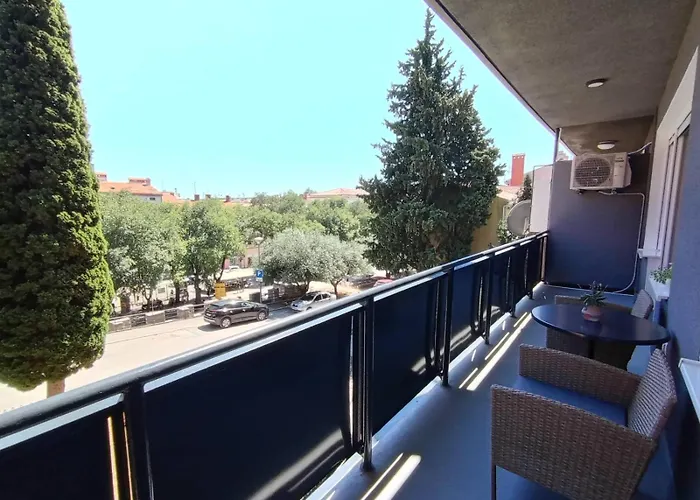 Novi Prostrani U Strogom Centru Pule Apartamento