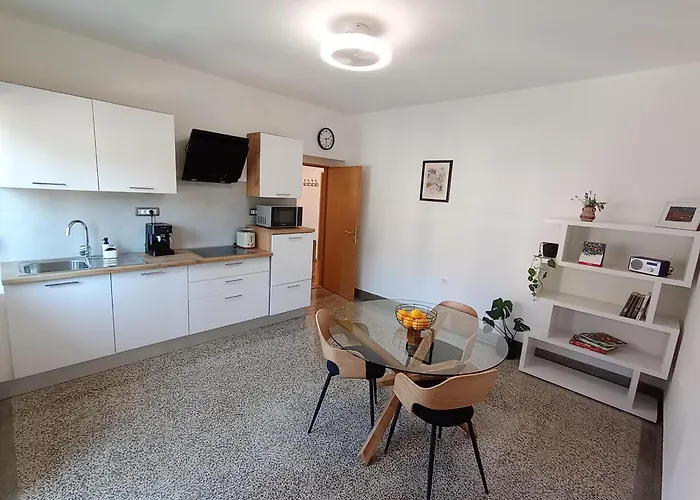 Novi Prostrani U Strogom Centru Pule Apartman