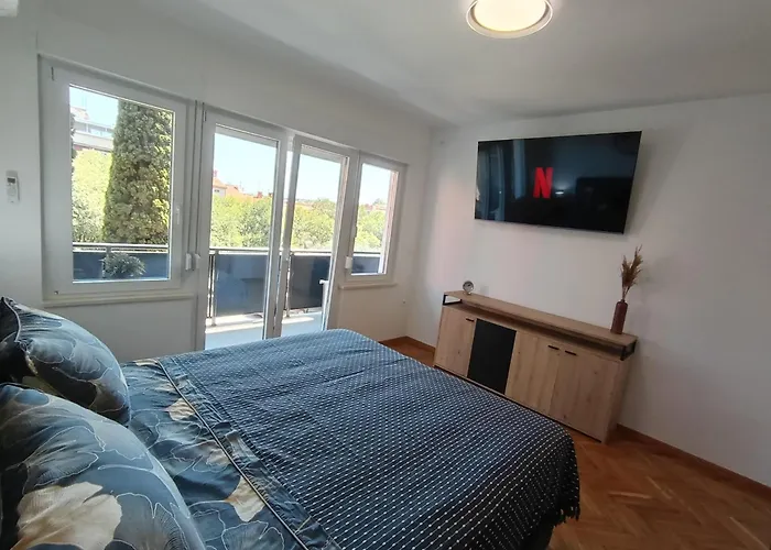 Novi Prostrani U Strogom Centru Pule Apartman Póla