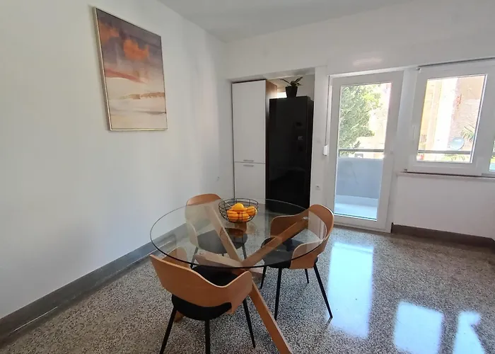 Novi Prostrani U Strogom Centru Pule Apartman *