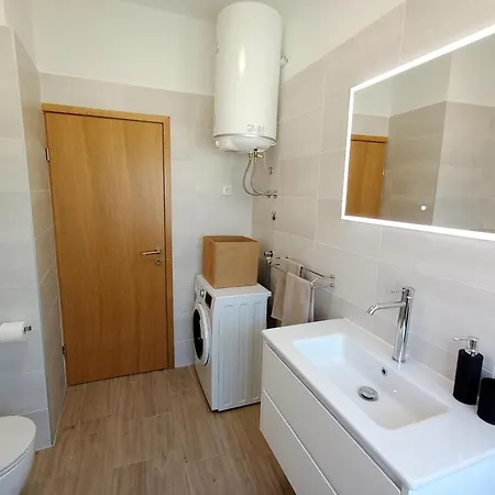 Appartamento Novi Prostrani U Strogom Centru Pule Pola