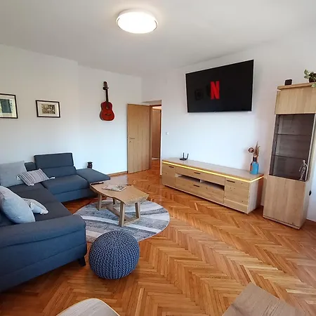 Novi Prostrani U Strogom Centru Pule * Pola