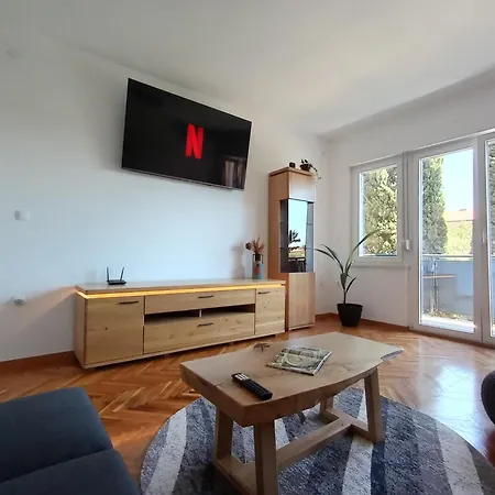 Apartment Novi Prostrani U Strogom Centru Pule *