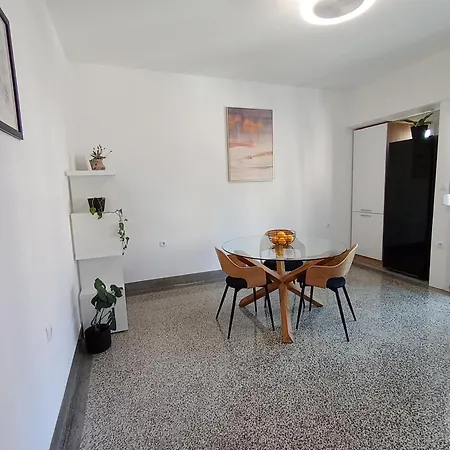 Appartamento Novi Prostrani U Strogom Centru Pule *