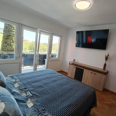 Novi Prostrani U Strogom Centru Pule Apartment Pula
