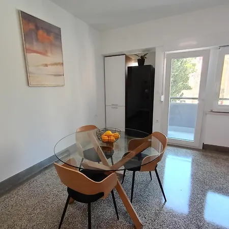 Novi Prostrani U Strogom Centru Pule Apartament *