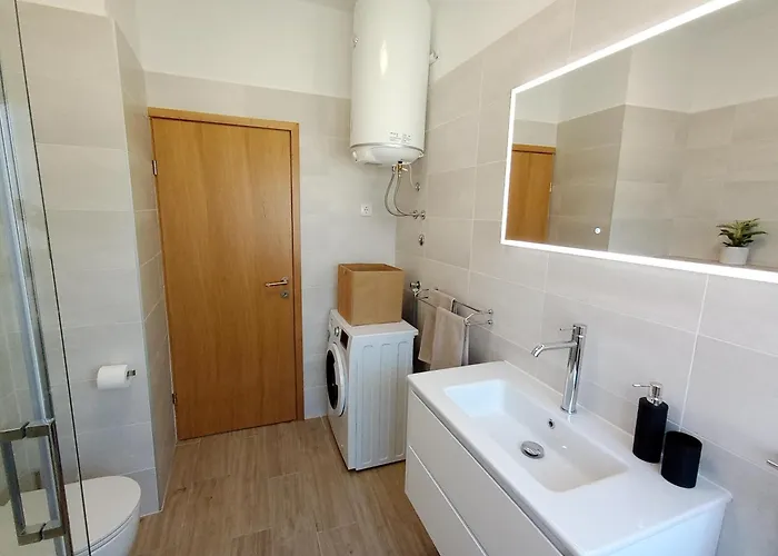 Апартаменти Novi Prostrani U Strogom Centru Pule Пула