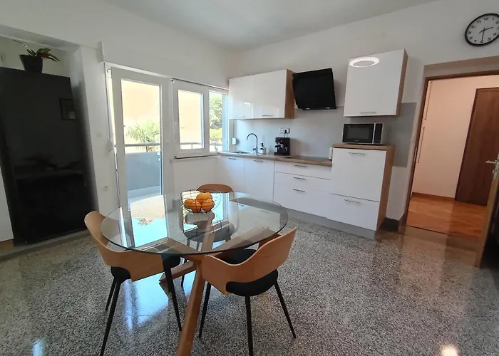 Novi Prostrani U Strogom Centru Pule Пула