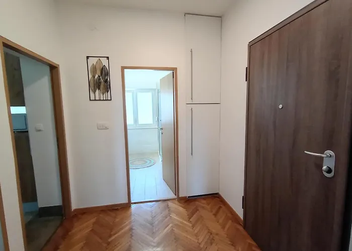 Novi Prostrani U Strogom Centru Pule Апартаменти *