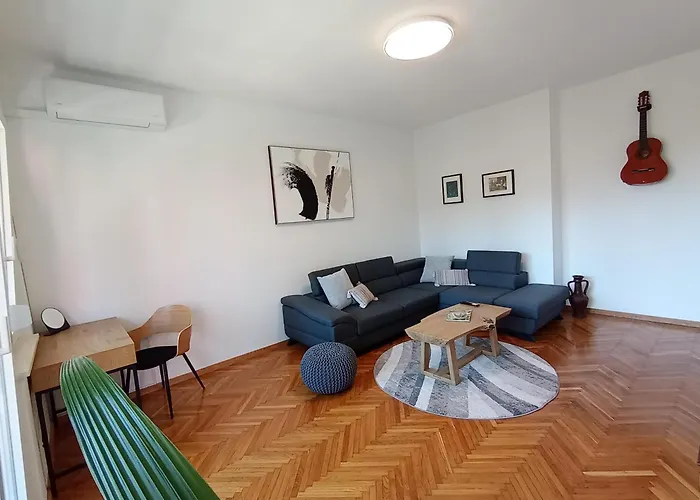 Novi Prostrani U Strogom Centru Pule Пула